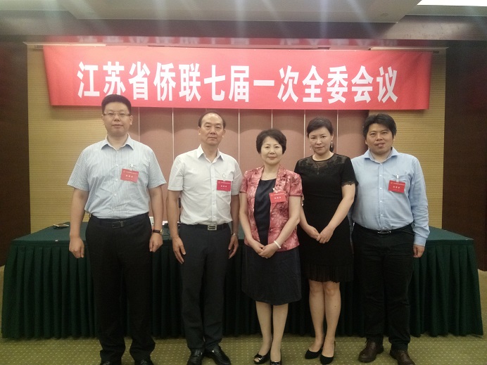 省僑聯(lián)主席周建農(nóng)（右三）與丁榮董事長(zhǎng)（右一）合影
